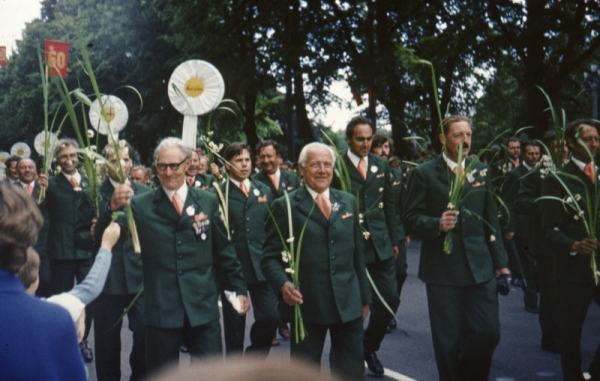 Vīru koris "Gaiziņš" VII Vispārējo latviešu dziesmu un deju svētku gājienā