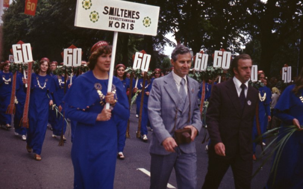 Smiltenes sovhoztehnikuma koris VII Vispārējo latviešu dziesmu un deju svētku gājienā