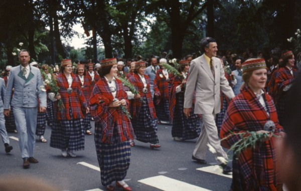 Madonas rajona dalībnieces XVII Vispārējo latviešu dziesmu un deju svētku gājienā