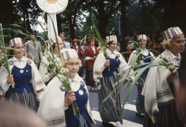 Madonas rajona dalībnieces XVII Vispārējo latviešu dziesmu un deju svētku gājienā