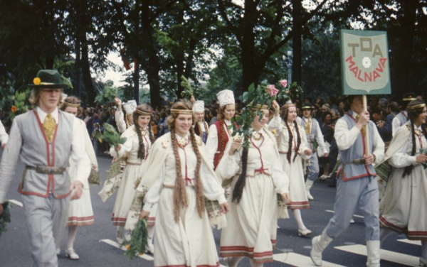Tautas deju ansamblis "Malnava" XVII Vispārējo latviešu dziesmu un deju svētku gājienā