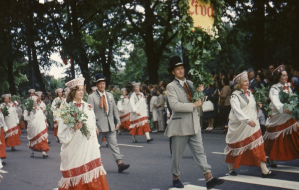Jauktais koris "Līva" XVII Vispārējo latviešu dziesmu un deju svētku gājienā