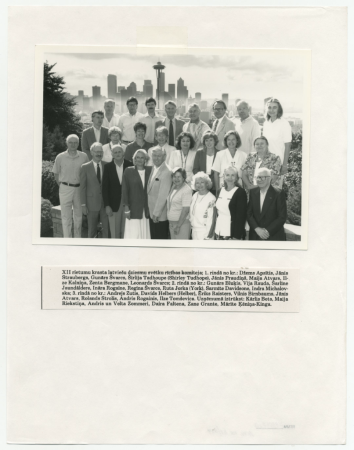 XII Rietumu krasta Latviešu Dziesmu svētki 1992 : Grupas foto. XII Rietumu krasta Latviešu Dziesmu svētku rīc. komiteja (ar personu atšifr.)