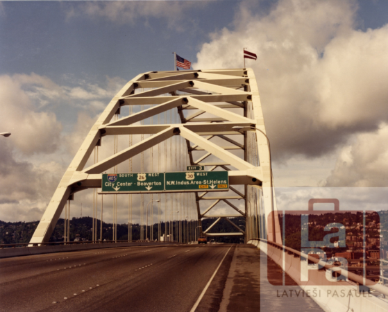 Latvijas karogs uz 405. ceļa tilta Oregonas štatā