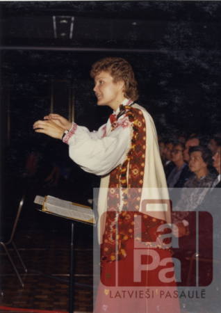 Vizma Maksiņa diriģē jauniešu kori