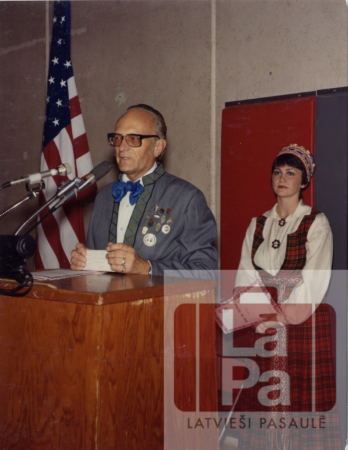 Tautas deju vadītājs un deju pieteicēja 9. Rietumu krasta Dziesmu svētkos Portlendā