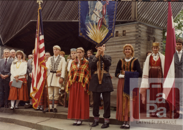 Pirms 9. Rietumu krasta latviešu Dziesmu svētku gājiena Portlendā