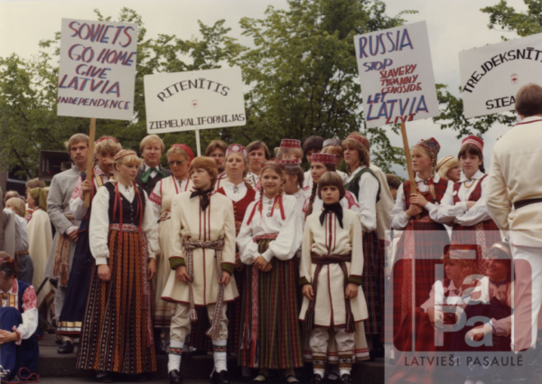 Pretkomunisma demonstrācija pirms 9. Rietumu krasta latviešu Dziesmu svētku gājiena
