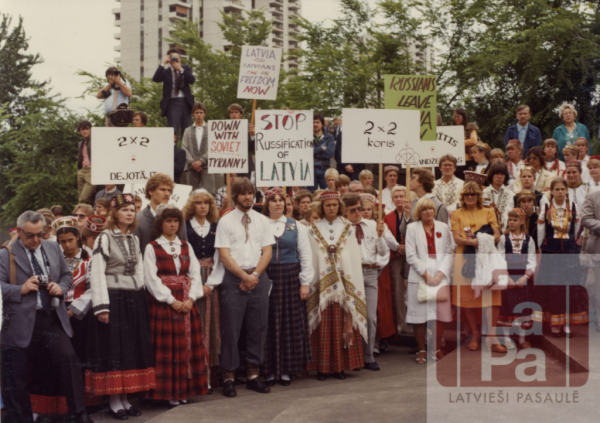 Pretkomunisma demonstrācija pirms 9. Rietumu krasta latviešu Dziesmu svētku gājiena