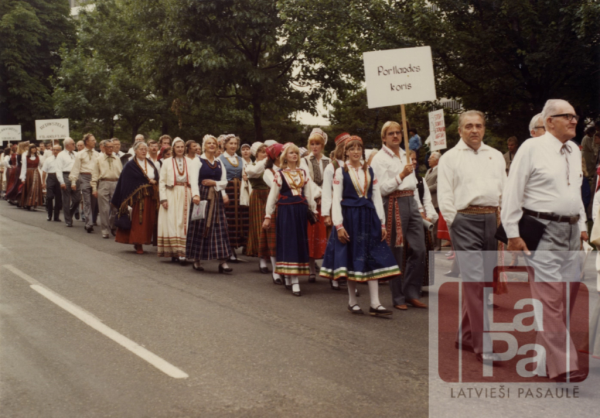 Portlendas koris 9. Rietumu krasta latviešu Dziesmu svētku gājienā