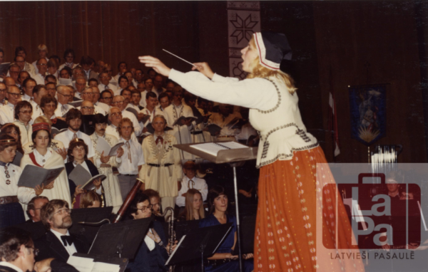 Brigita Ritmane diriģē 9. Rietumu krasta latviešu Dziesmu svētku kopkori