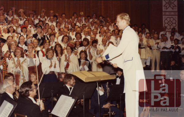 Imants Mežaraups diriģē 9. Rietumu krasta latviešu Dziesmu svētku kopkori